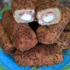 A picture of Bastones de pollo rellenos con jamón y queso con semillas de lino.