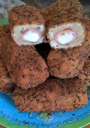 Una foto de Bastones de pollo rellenos con jamón y queso con semillas de lino