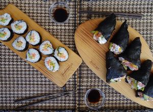 Foto de Temakis e Rolinhos de Salmão e Abacate com Queijo-creme e Cebolinho (Sushi)