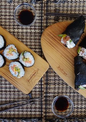Foto de Temakis e Rolinhos de Salmão e Abacate com Queijo-creme e Cebolinho (Sushi)