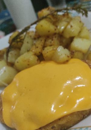 Una foto de Milanesa de no pollo vegana con papas doble cocción