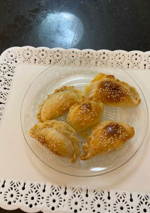 Una foto de Sambusek (empañada árabe de queso)