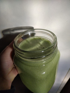 Una foto de Batido o smoothie de espinaca y plátano 💚🍌😋