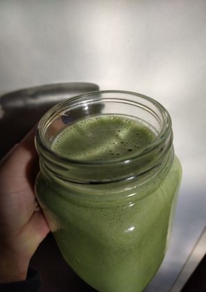 Una foto de Batido o smoothie de espinaca y plátano 💚🍌😋