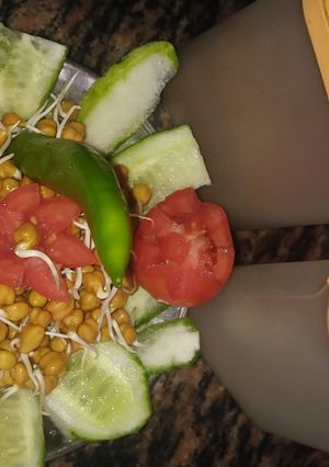 अंकुरित सलाद (ankurit salad recipe in Hindi) रेसिपी मुख्य फोटो