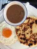 Desayuno con chócale y arepa de queso