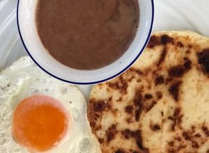 Una foto de Desayuno con chócale y arepa de queso