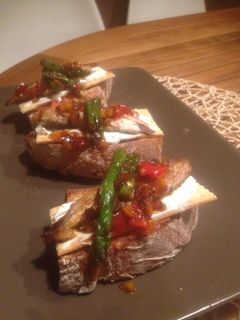 Una foto de Tostas de Caballa y verduras confitadas