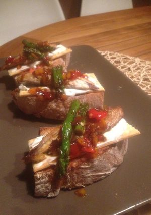 Una foto de Tostas de Caballa y verduras confitadas