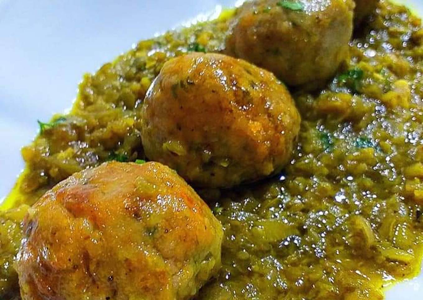 Albóndigas de pollo en salsa reducida de calabacines al curry