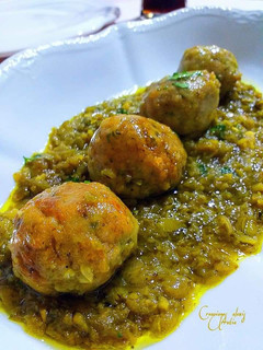 Una foto de Albóndigas de pollo en salsa reducida de calabacines al curry