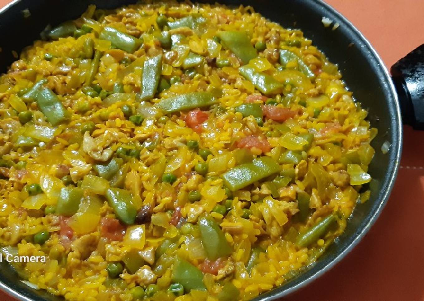 Arroz con conejo desmigado y verduras