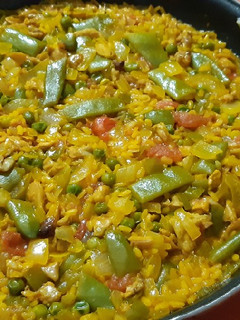 Una foto de Arroz con conejo desmigado y verduras