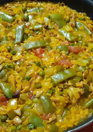 Una foto de Arroz con conejo desmigado y verduras