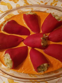 Una foto de Pimientos del piquillo rellenos de gulas, gambas y bacalao