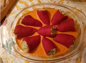 Una foto de Pimientos del piquillo rellenos de gulas, gambas y bacalao