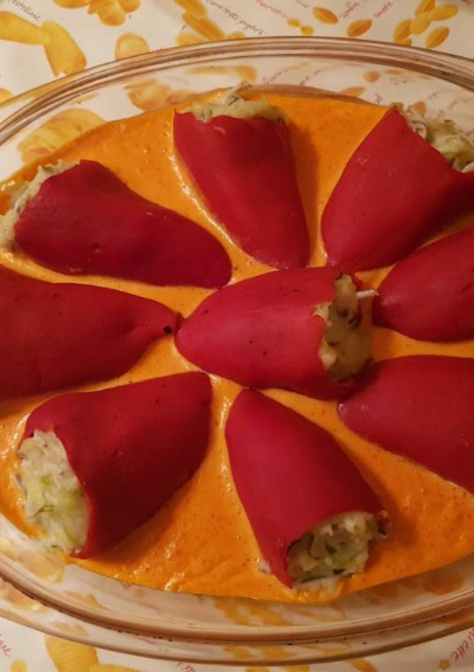 Una foto de Pimientos del piquillo rellenos de gulas, gambas y bacalao