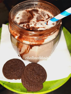 ओरीओ मिल्क शेक (oreo milk shake recipe in marathi) रेसिपी चे मुख्य फोटो
