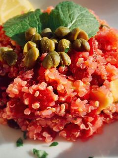 Una foto de Ensalada de quinoa con remolacha encurtida, pasas y aguacate
