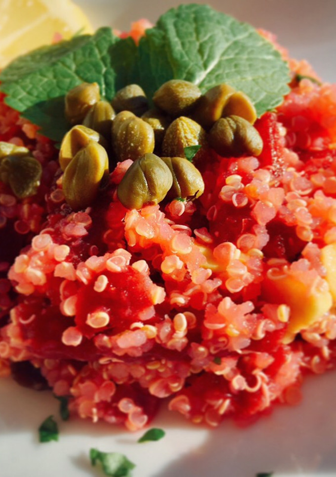 Una foto de Ensalada de quinoa con remolacha encurtida, pasas y aguacate