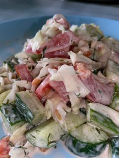 Фото Салат с капустой, огурцом и помидором.