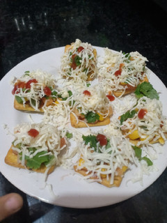 વેજ.ચીઝ બિસ્કિટ પિઝા (Veg. Cheese Biscuit Pizza Recipe In Gujarati) રેસીપી મુખ્ય ફોટો