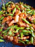 ผัดพริกแกงถั่วใส่หมูสามชั้น