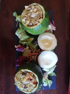 Una foto de Calabacines rellenos de mejillones y langostinos
