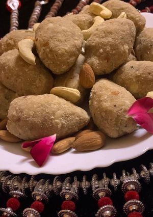 पिन्नी (pinni recipe in Hindi) रेसिपी मुख्य फोटो
