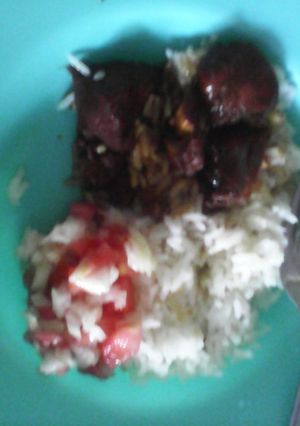 Una foto de Pollo agridulce con ensalada de tomates y cebollas