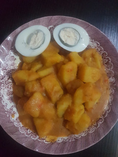 A picture of Fast yam porridge and boiled egg.