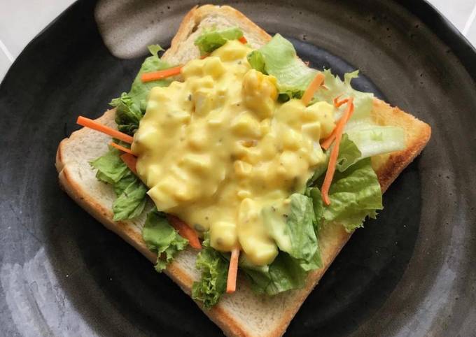 Bread toasted with egg salad