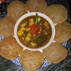 A picture of Matar paneer and masala Puri.