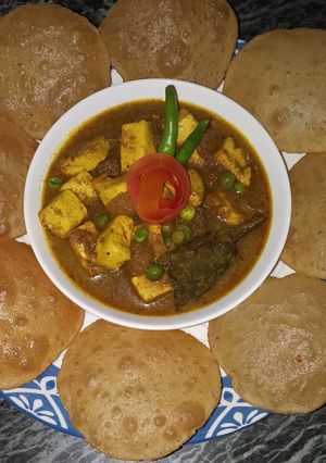 A picture of Matar paneer and masala Puri.