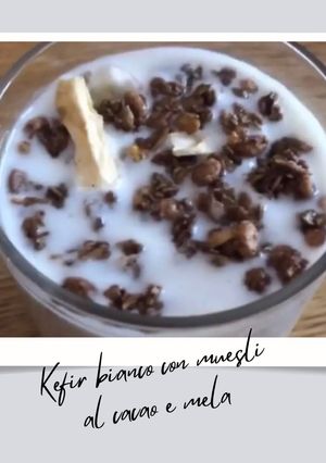 Foto di Kefir bianco con muesli al cacao e mela 🍎