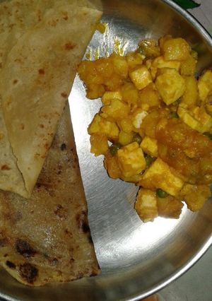 A picture of Paratha and paneer stir fry.