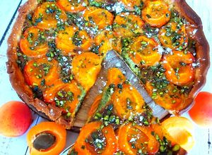 Une photo de Tarte abricots - pistaches et miel de lavande