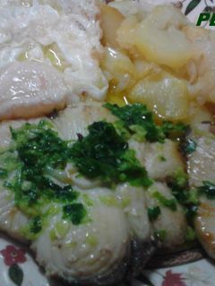 Una foto de Mosola con salsa verde