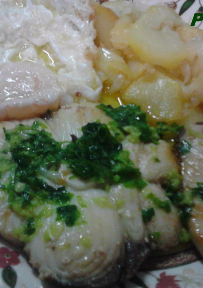 Una foto de Mosola con salsa verde