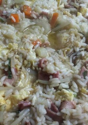 Una foto de Arroz con verduras, brotes y huevos