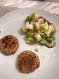 Hamburguesas de atún con ensalada mixta