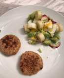 Hamburguesas de atún con ensalada mixta