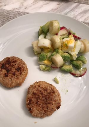Una foto de Hamburguesas de atún con ensalada mixta