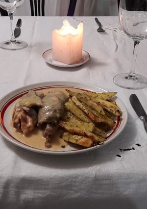 Una foto de Rollitos de ternera a la mostaza con papitas al pesto