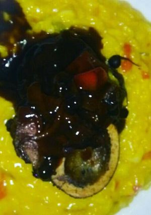 Una foto de Arroz cremoso azafranado con osobuco al horno, con salsa malbec
