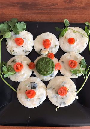 ইনস্ট্যান্ট রাভা ইডলি উইথ হেলদি টুইস্ট(instant rava idli recipe in Bengali) রেসিপির প্রধান ছবি
