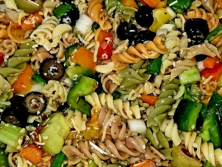 Recipe Salad Taman Terinspirasi Yunani Musim Semi yang Dingin dari Mike which So Delicious