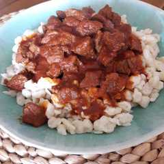 Una foto de Pörkölt - estofado - comida húngara en castellano