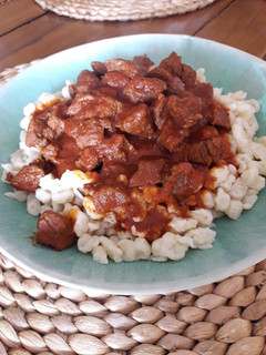 Una foto de Pörkölt - estofado - comida húngara en castellano