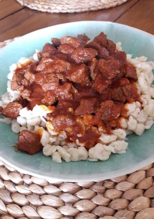 Una foto de Pörkölt - estofado - comida húngara en castellano
